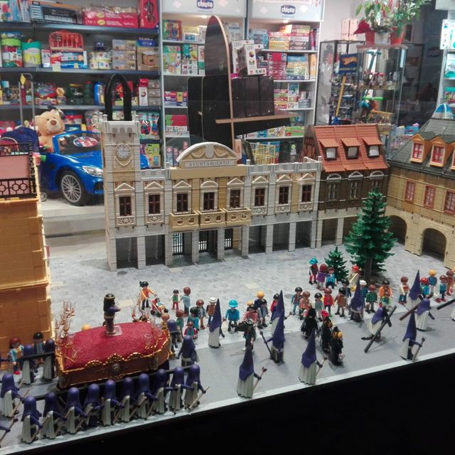 escaparate temática procesión con muñecos playmobil